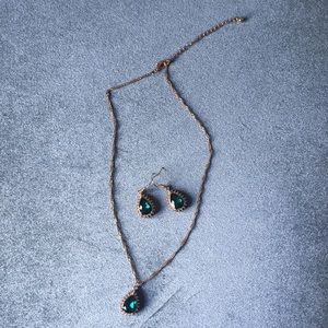 Gold tone necklace‎ and earrings